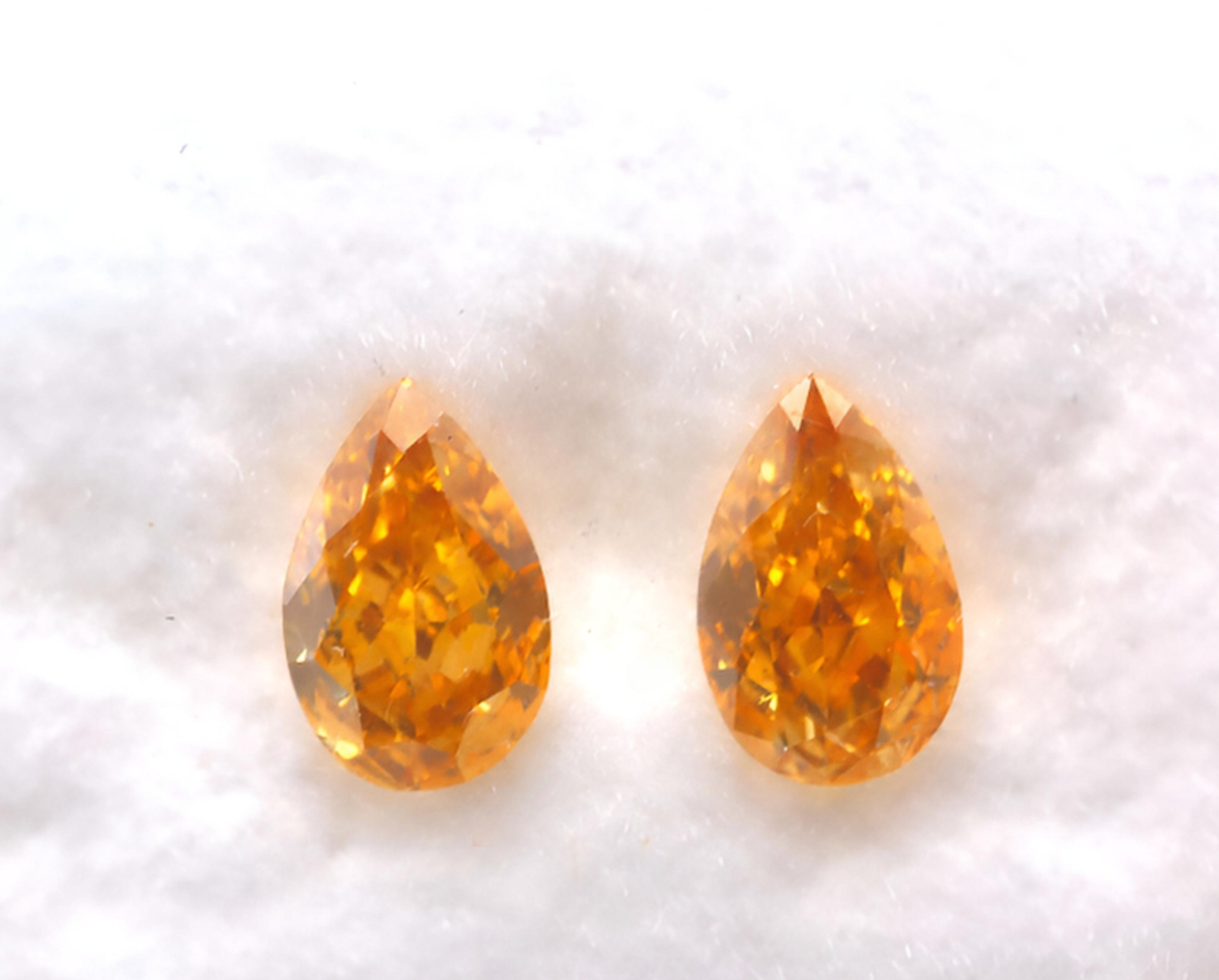 0.45ct matching pair Vivd orange diamonds pear shape GIA